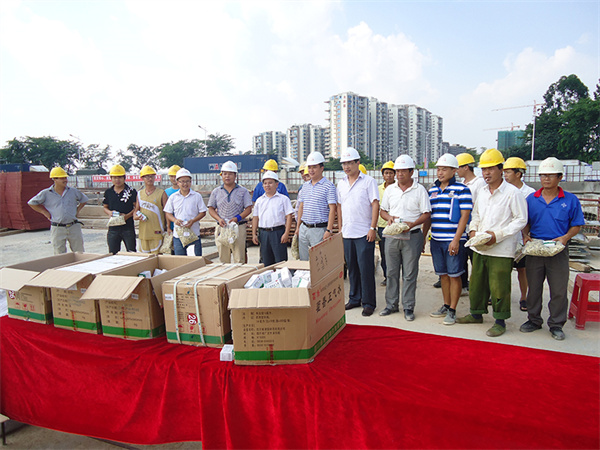 江西省路桥隧道工程有限公司领导到工地给员工发放防暑降温药品
