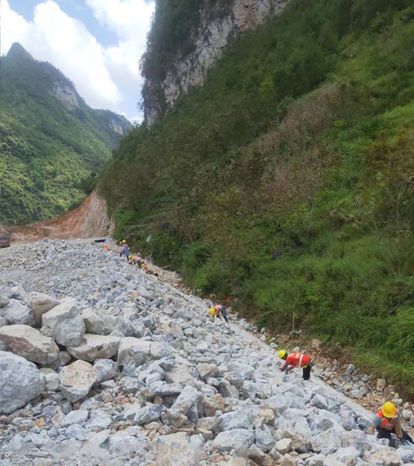 天峨至巴马高速公路项目路基土石方及涵洞工程在建